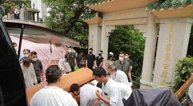 佟丽娅|何鸿燊百万下葬，看风水只是挡箭牌，难道怕沦为李嘉诚原配下场？