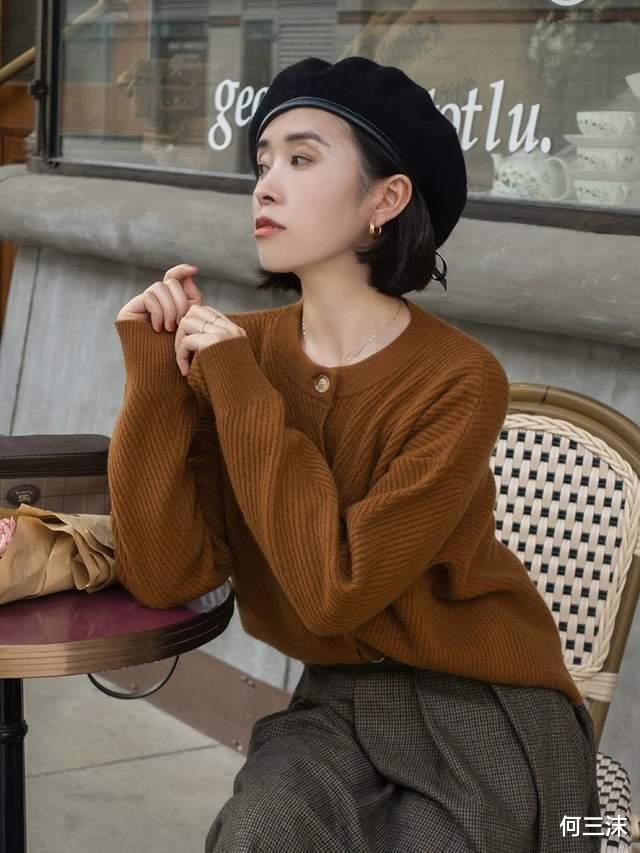 何三沫 40岁的女人不要胡乱扮嫩，可以试试针织开衫配半身裙，温柔又减龄
