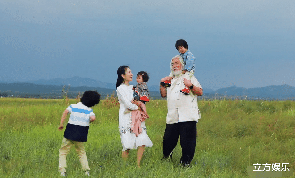 张纪中|张纪中全家5口草原游玩，夫妻俩似两代人，儿子个头快超过妈妈！