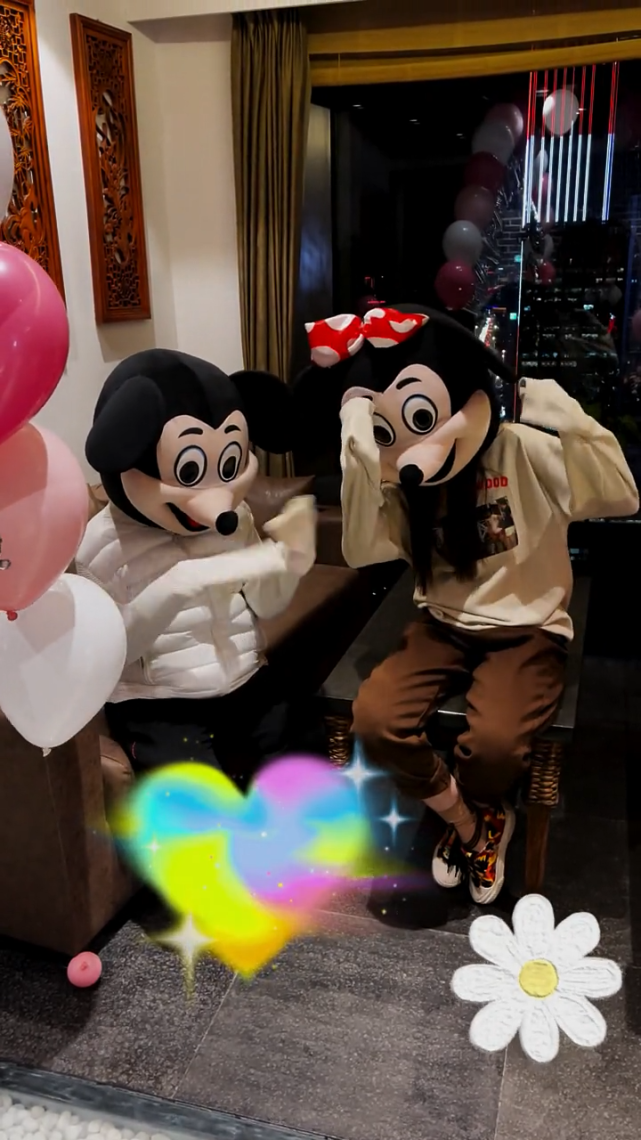 赵本山|赵本山为妻子马丽娟庆生，头戴米老鼠显年轻，龙凤胎儿女都出镜