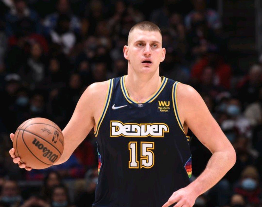 全力以赴|又簽了！總算湊齊八人了！這都快被追夢給吵死了，約基奇不容易呀