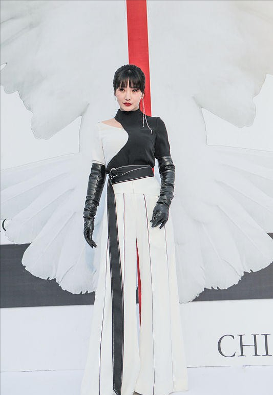 服饰|柳岩换了穿衣风格仍惊艳，穿白色“蛇形”连体装，看着挺有个性的