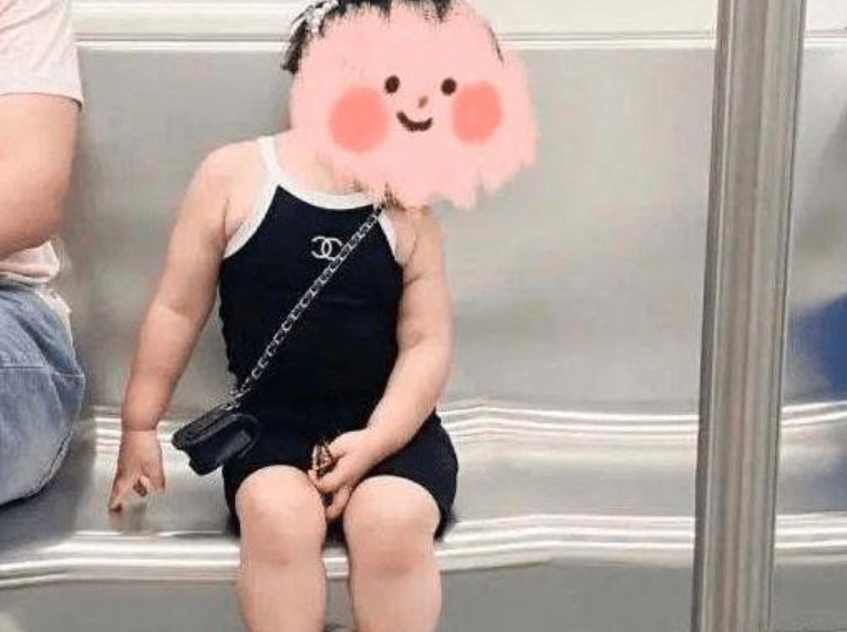 酒驾 4岁小女孩因“奶辣风”走红，网友直呼毁三观，宝妈：多管闲事