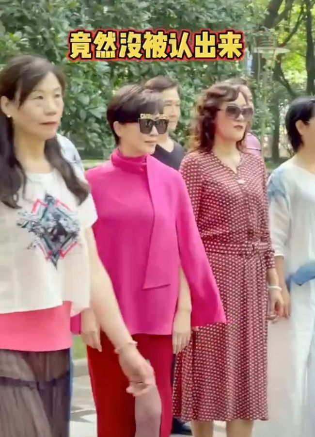 刘嘉玲|刘嘉玲在上海徐汇公园里跳广场舞，素颜没认出，还被提醒走位错了！