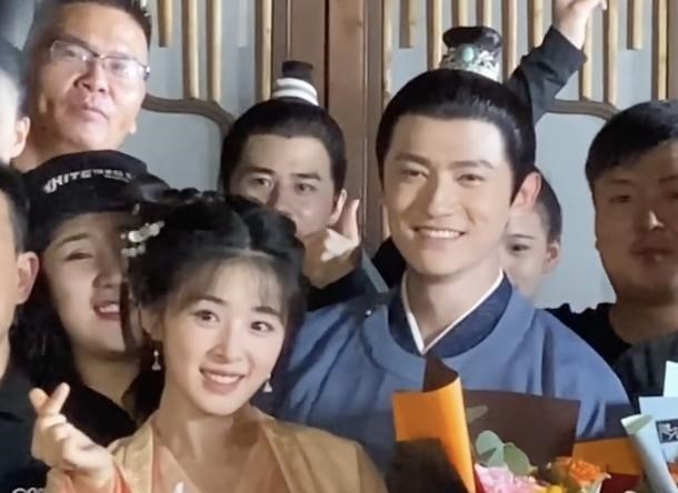 张含韵|张含韵佟梦实恋情疑曝光，牵着手回酒店，男方被指脾气不好口碑差