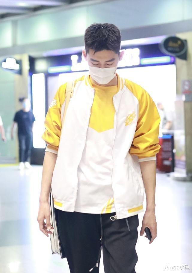 运动|张翰剪短发好清爽，T恤配棒球服外套，运动套装穿出学长的气质