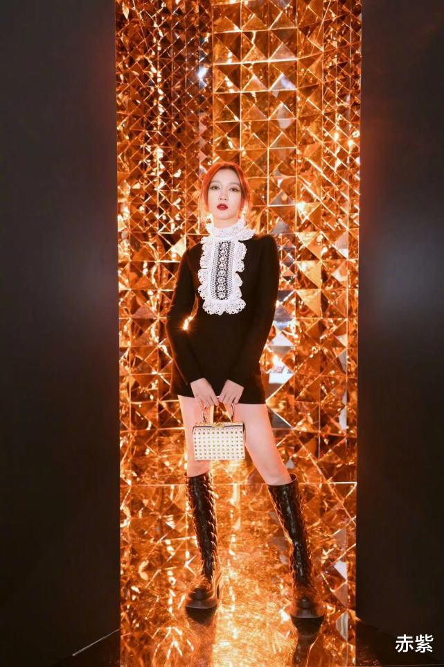 赤紫 ?黑白色系连衣裙学孟佳穿，作为内搭优雅又别致，冬季凹造型nice