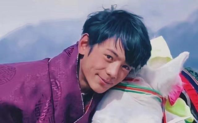 依科育儿吧|丁真被国企录用惹争议，大学生质疑：寒窗苦读多年反倒不如颜值高