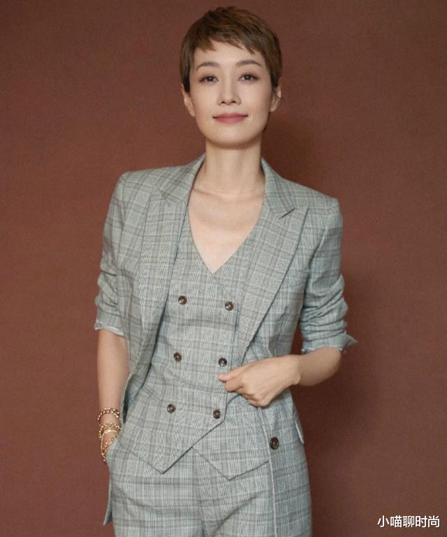 短发|过了40岁的职场女人,建议剪这4款“贴耳短发”,显脸小又显气质