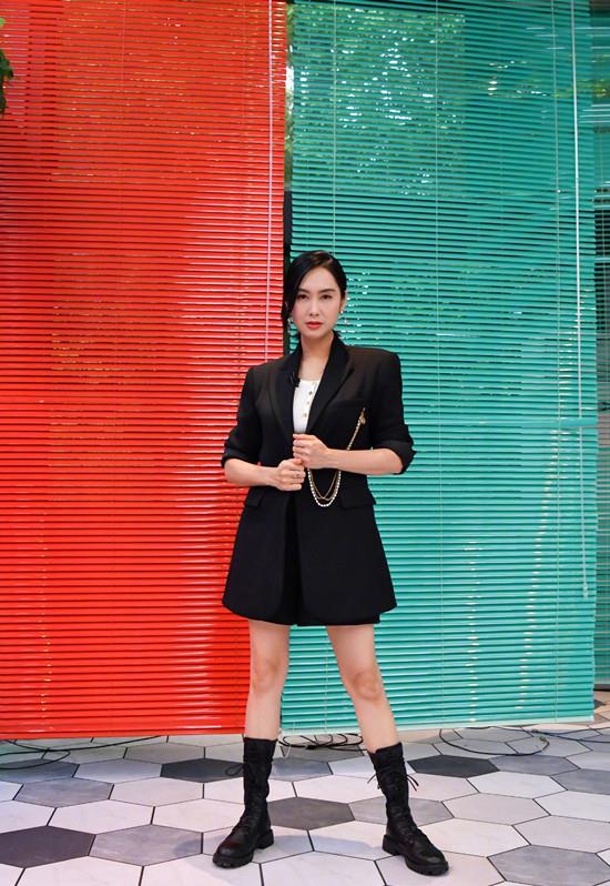 方脸妹说时尚 朱茵罕见带女儿打卡迪士尼，穿5千T恤衫，女儿单眼皮似黄贯中翻版