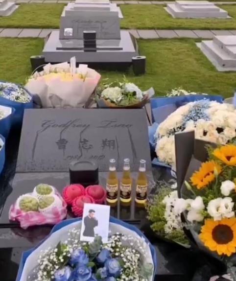 高以翔|高以翔正式告别世界两周年，墓碑高清照曝光，与王沥川的墓碑很像