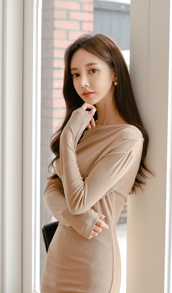 现代女性衣品鉴赏 潮流新品-细滑丝缎浅咖百褶托卡塔礼裙