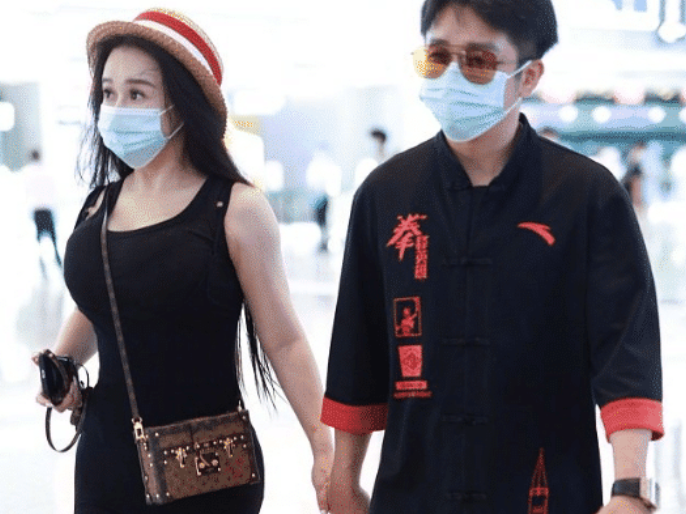 邹市明|邹市明夫妇现身机场被拍生图，冉莹颖上围过于丰满，无P图下比例太夸张