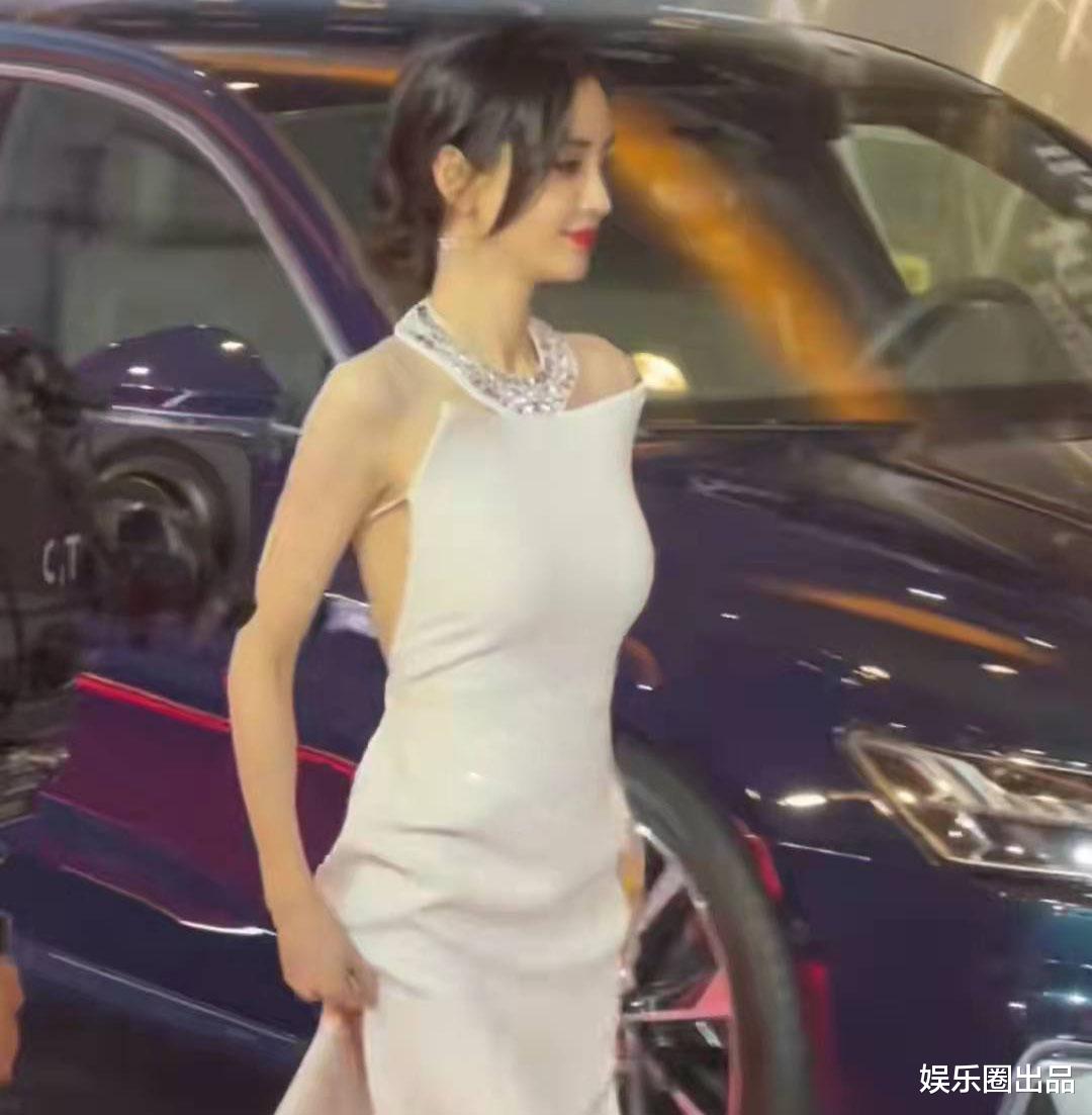 Angelababy|杨颖穿露背装亮相，造型清爽身材傲人，路人视角下依然迷人