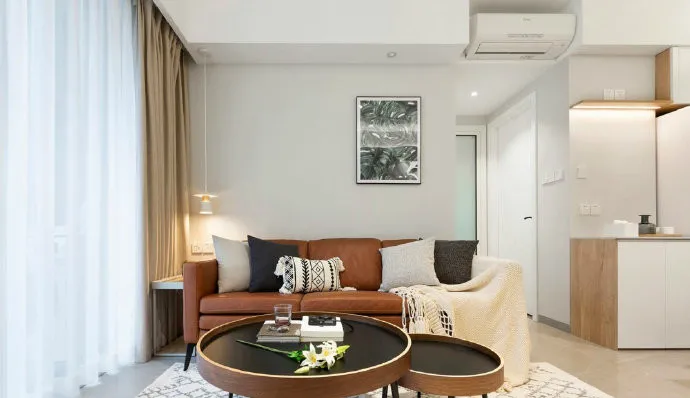 67平米小户型两房，一进门是厨房，这样装太明智，设玻璃隔断漂亮又实用