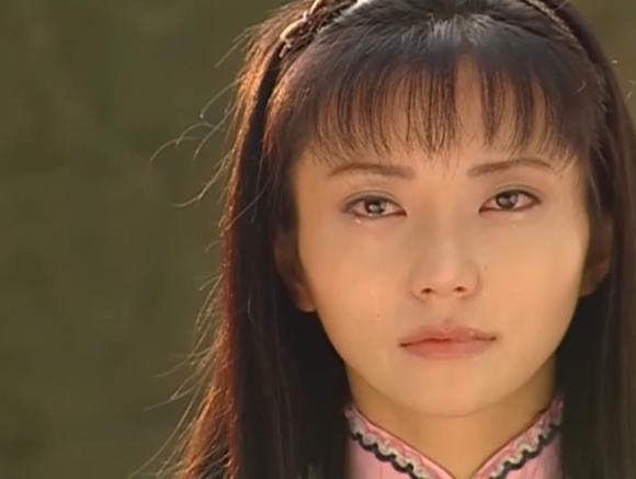 李沁|14年前，李钰患病离世，穿漂亮婚服安葬，汪雨帮她尽孝还扫墓10年