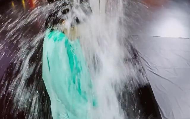 关晓彤|《王牌》史上最惨女嘉宾,生理期被浇冰水,后半场扶着腰强忍腹疼