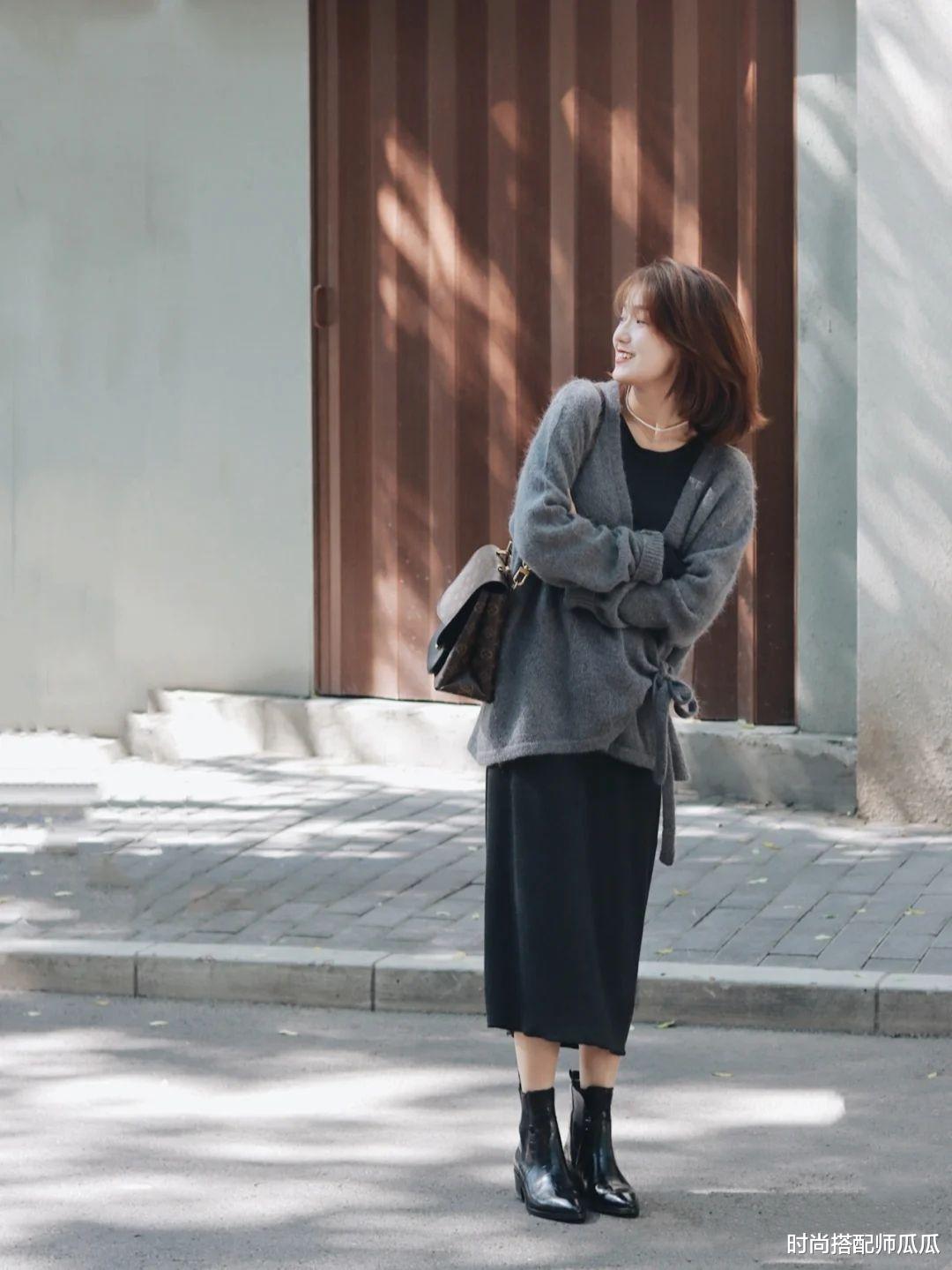 时尚搭配师瓜瓜 早秋建议大家多穿“懒人裙”,舒适百搭还洋气,不论胖瘦都能穿