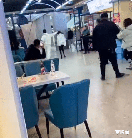 |网红线下幽会榜一大哥，被男友撞到，直接踹飞，花了几十万挨顿揍