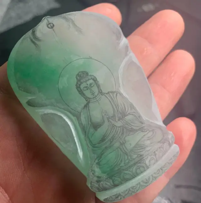 玉雕|飘绿花的冰种翡翠片料，玉雕师巧夺天工，最后成为收藏极品！