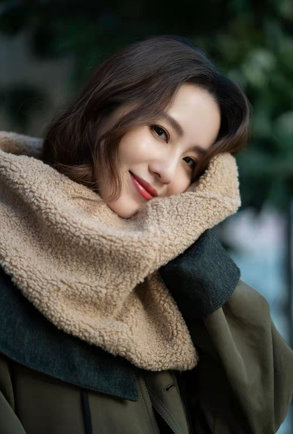 刘诗诗|刘诗诗气质真绝了！拎可爱毛绒包包都有贵妇感，光腿穿皮裙不怕冻
