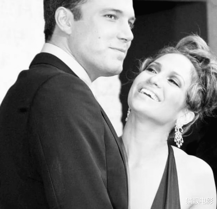 旧爱|大本和旧爱复合后超甜，二人如胶似漆亲不停，网友：嘴粘在一起了