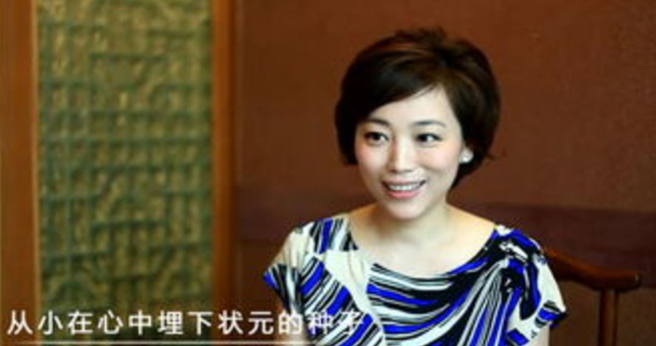 劳春燕|央视主持劳春燕,挺着大肚子主持节目,跟丈夫分居多年,互相体谅