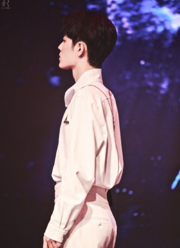 肖战|罗云熙的腰，肖战的腰，杨洋的腰，男明星身材内卷开始了！