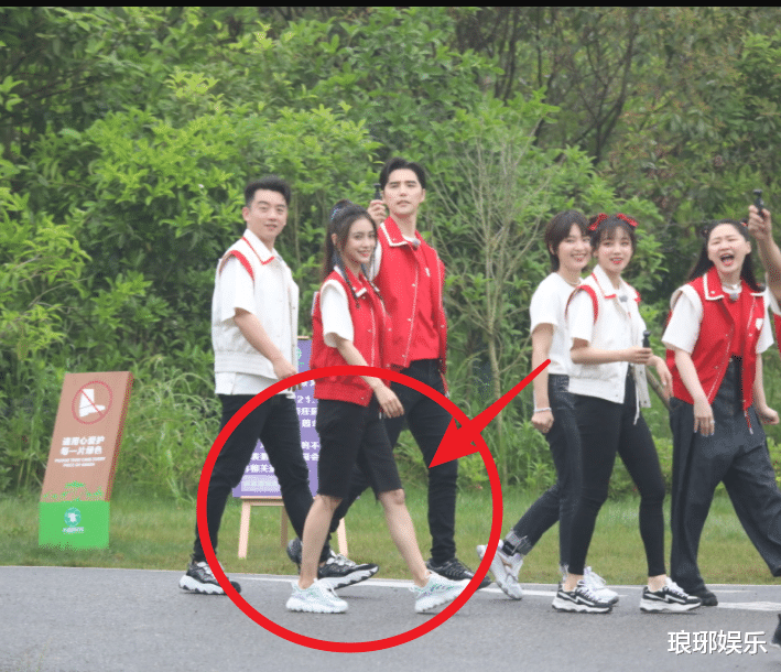 谭松韵|30岁谭松韵做客《跑男9》，和baby同框，娃娃脸的优势一瞧便知