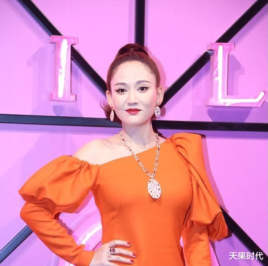 穿衣搭配|陈乔恩为了颜值不显老，故意扎紧头发提升五官，身穿橘裙散发活力