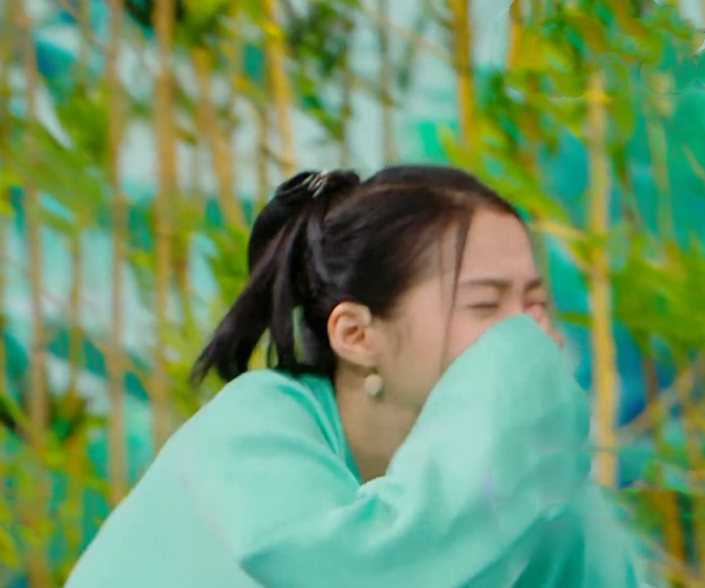 关晓彤|关晓彤没站稳摔地上，谁注意王牌家族另外3人反应？装都懒得装了！