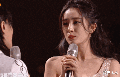 杨幂|跨年夜现场太热闹:龚俊把信带偏,杨紫被嘲脸僵,杨幂隔空献吻