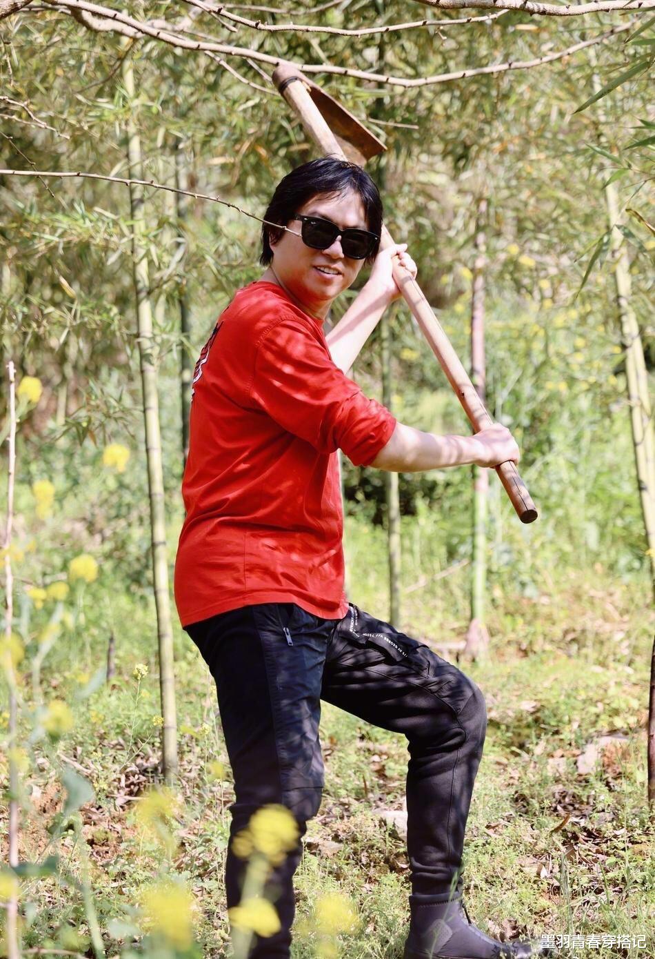 裤子|高晓松上山挖笋，红T配小脚裤瘦出尖下巴，51岁帅成31岁小伙