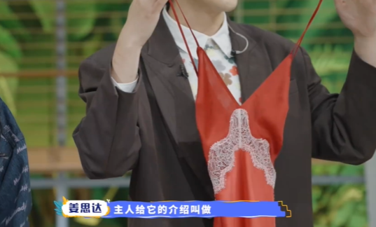 周星驰|黄龄与男友深夜约会，车内相拥热吻，手从男友头发抚摸到下巴