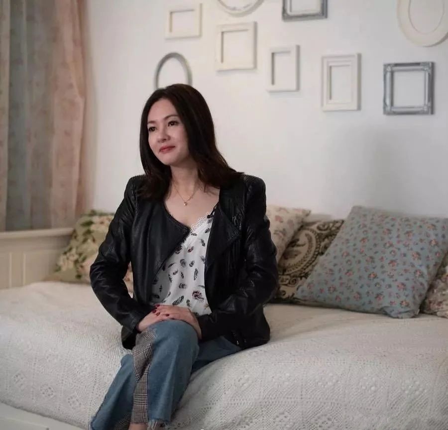 潮流新风 李丽珍奔六年纪风韵犹在！穿皮衣配薄纱吊带，魅力丝毫不减当年