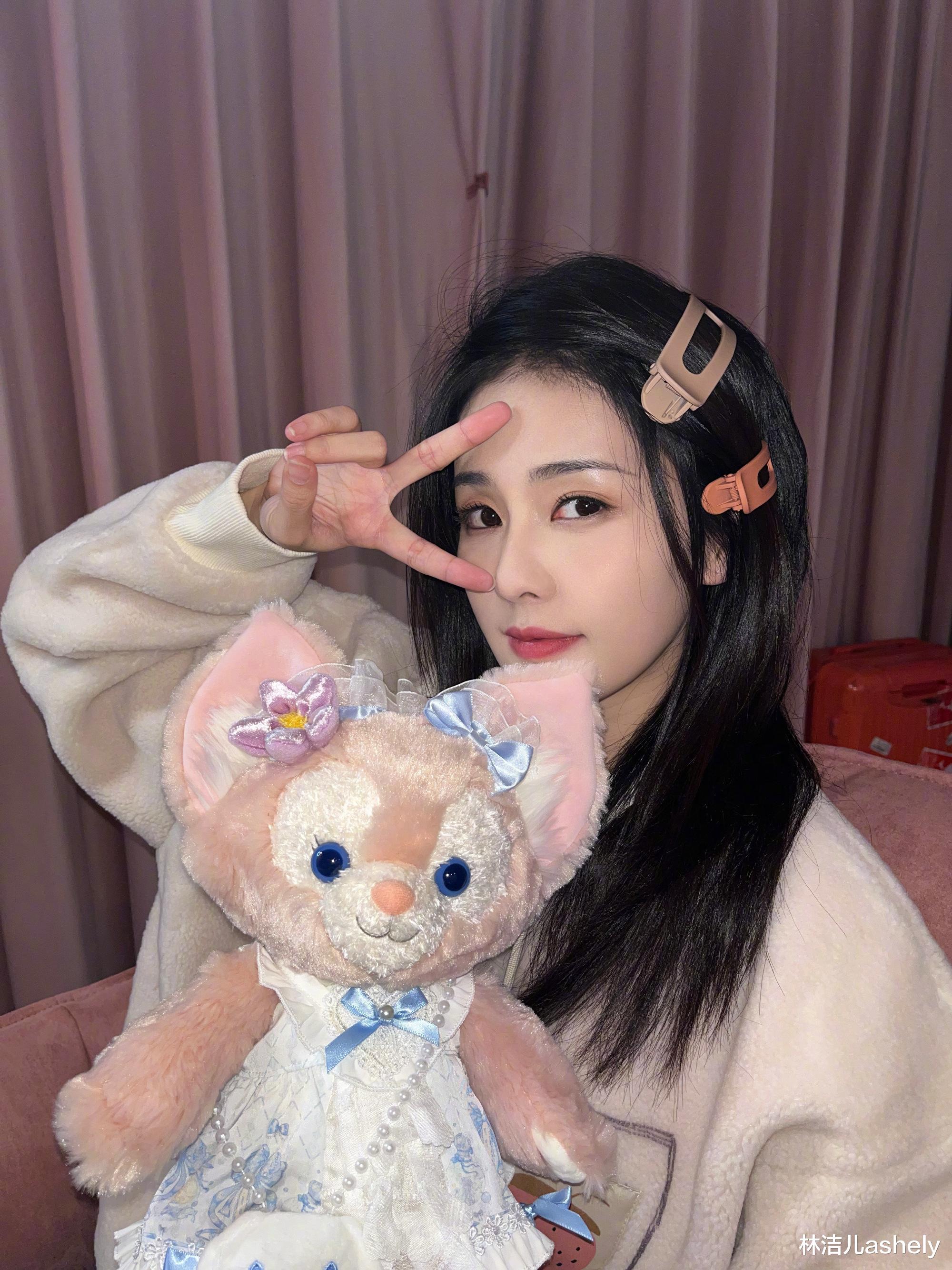 眼影|单色眼影能放大双眼？森绘梨佳的显嫩“日杂妆”，白鹿徐璐都在画