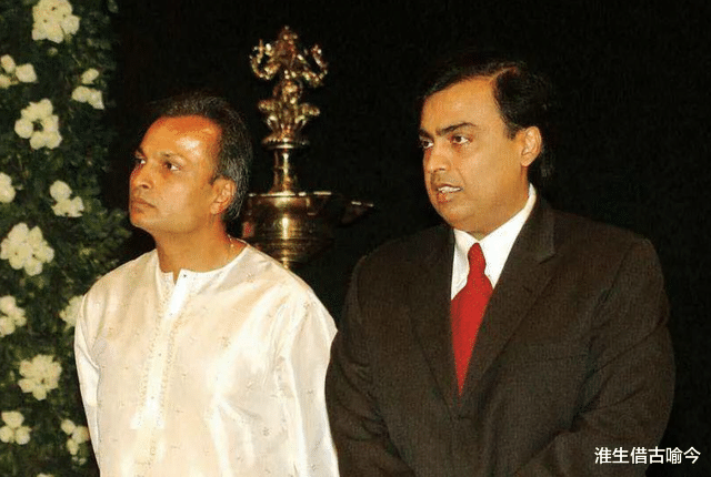 印度 印度首富之妻一脸旺夫相，帮丈夫争遗产，穿粉裙扮嫩鼻子挂祖母绿