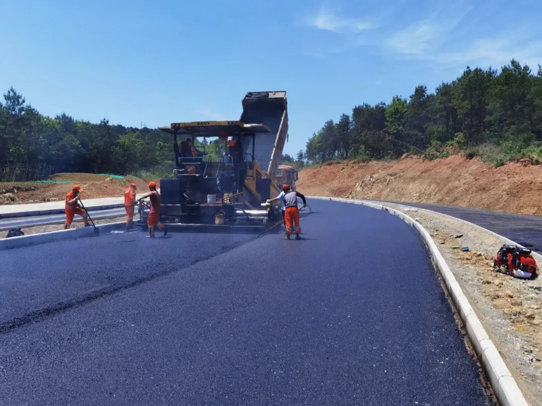 宿松快报 共同关注：这条路开始摊铺沥青啦！