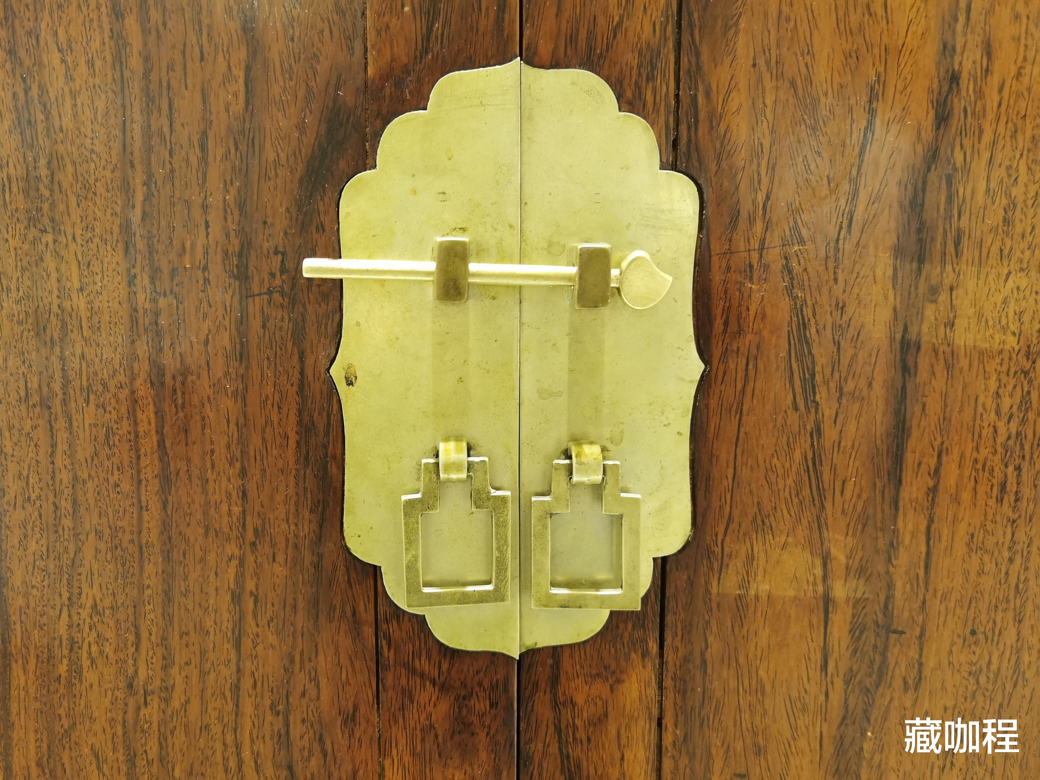 壸门舒展、卷草飘逸,黄花梨方角柜工手不凡