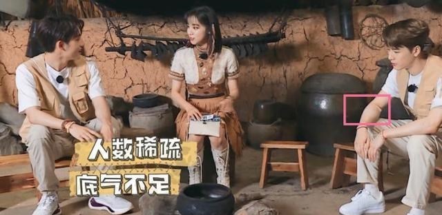 王嘉尔|录《奔跑吧》不能有纹身，王嘉尔花式遮挡，原谅我笑出了声