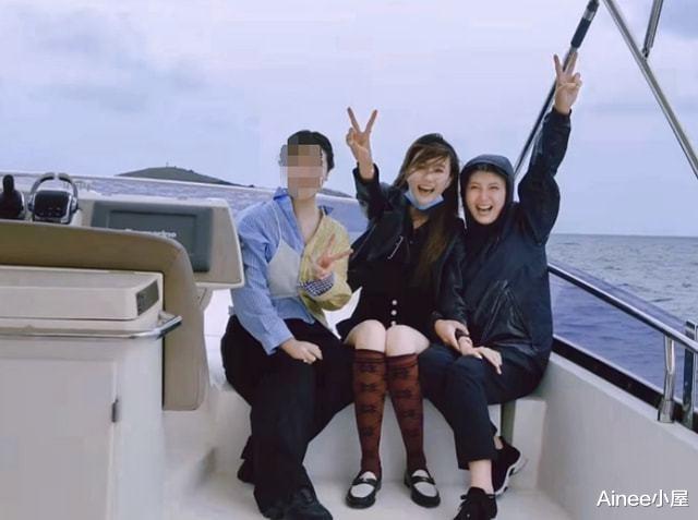 Ainee小屋 闫学晶儿媳妇挺高调，和婆婆在一起也要穿热裤，白皙长腿太撩人