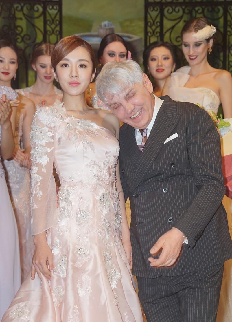 悦悦谈梓 别看王晓晨长了张娃娃脸，但曲线可真不一般，和老外同框也不输