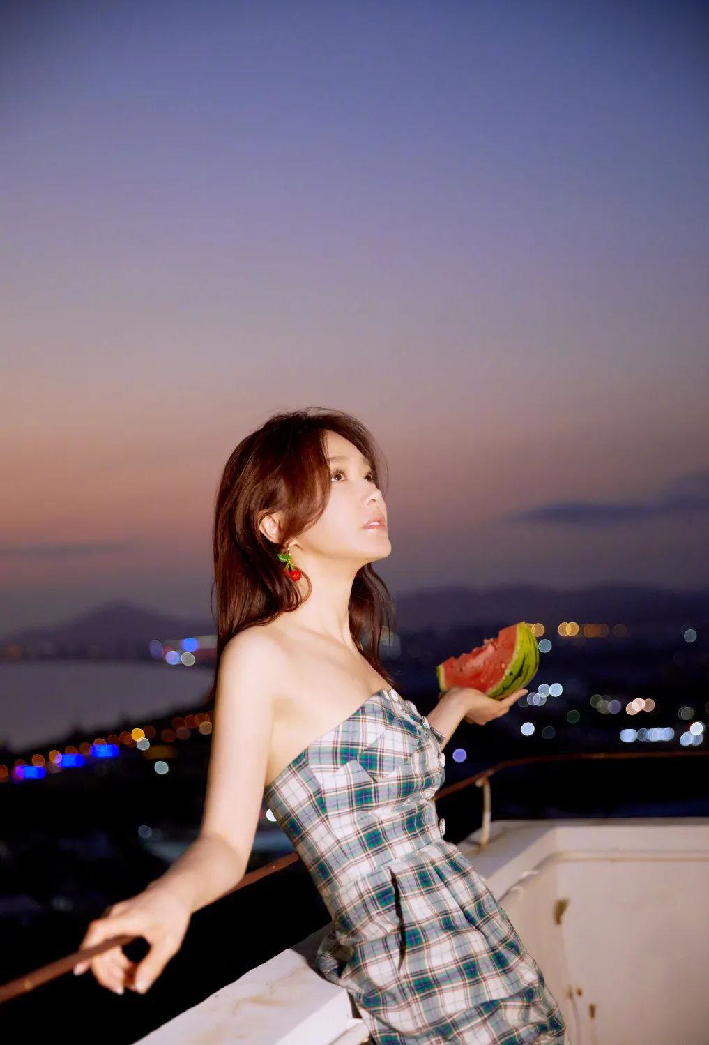 时尚圈的奇葩大喵|拍不出好看初秋夜景美照？巧用灯光和背景，暗夜也能拍出时尚大片