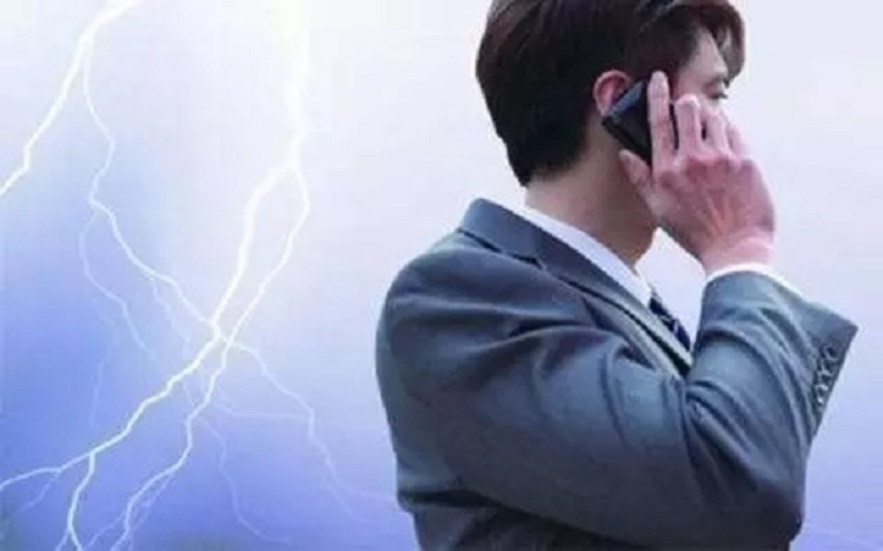 如何科学防雷击?雷暴天气时,能不能打电话、佩戴金属首饰?