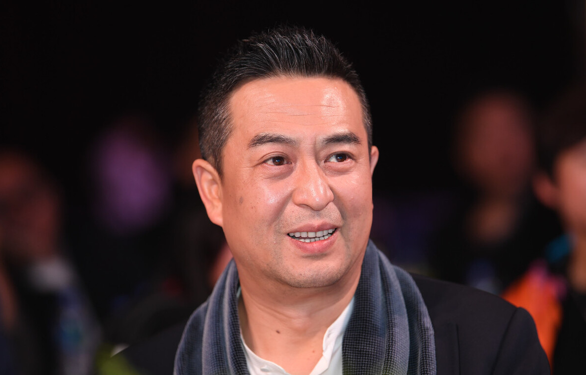 黄芪 张嘉译50岁后的发型告诉我们，国字脸留小背头，显年轻更有男人味
