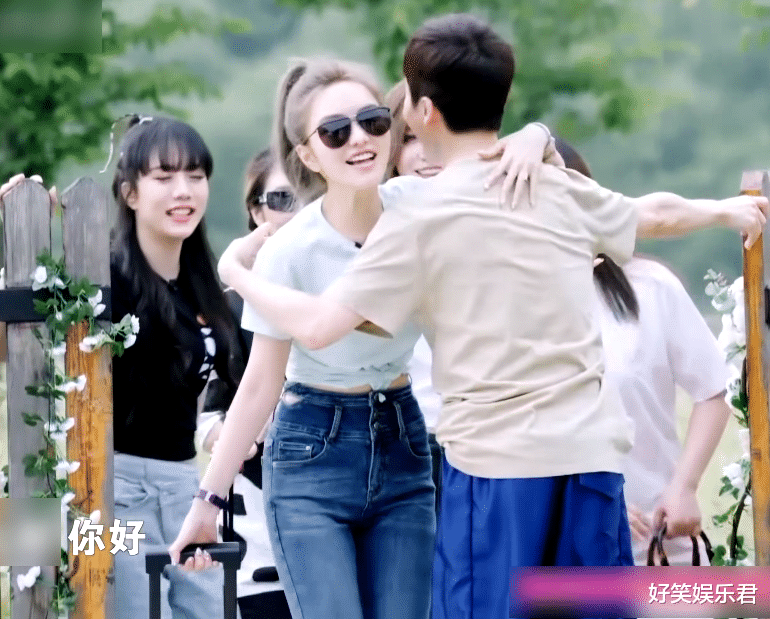 周扬青|周扬青带团队录节目，怎知身材却过于抢镜，这怕是自带精修特效