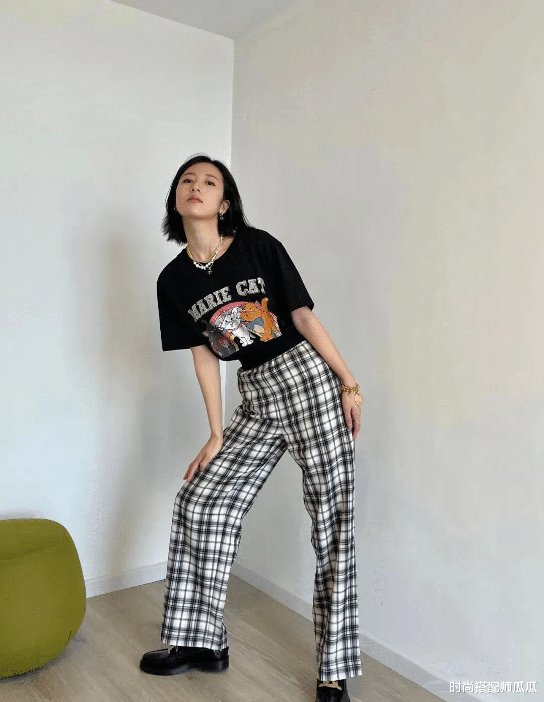 时尚搭配师瓜瓜|?女人再懒，穿T恤也别配牛仔裤，瞧下面潮人这样穿，时尚显高级