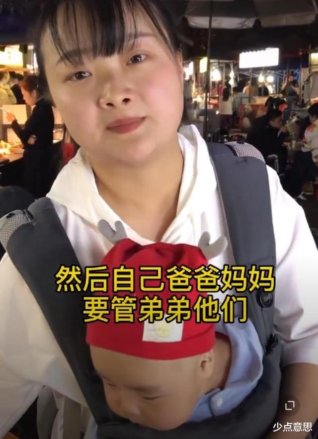 少点意思 四川成都：90后宝妈带娃摆摊引关注，“手里是生活，怀里是未来”！