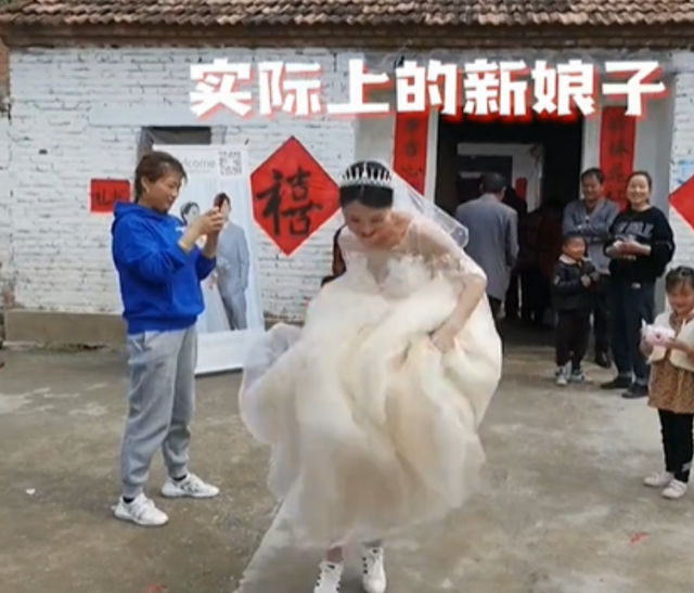 养鱼的老道 江苏：33岁终于嫁出去，新娘在院子兴奋跳舞，“娶了个活宝”
