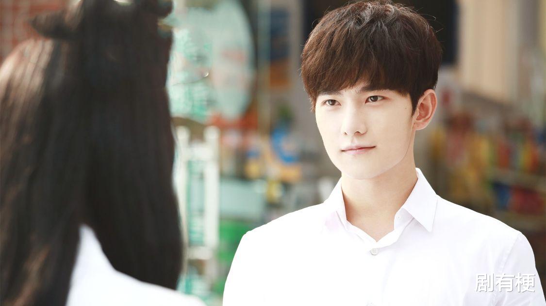 香港小姐|偶像剧的男主为什么会喜欢平平无常的女主？关键是背后资本搞的鬼